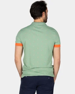 Grünes Poloshirt mit orangefarbenen Akzenten