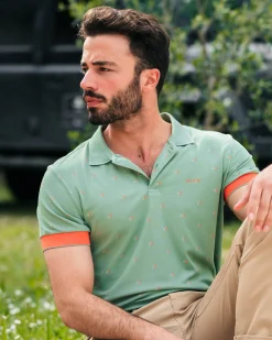 Grünes Poloshirt mit orangefarbenen Akzenten