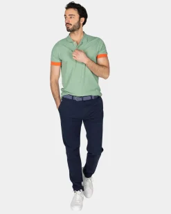 Grünes Poloshirt mit orangefarbenen Akzenten