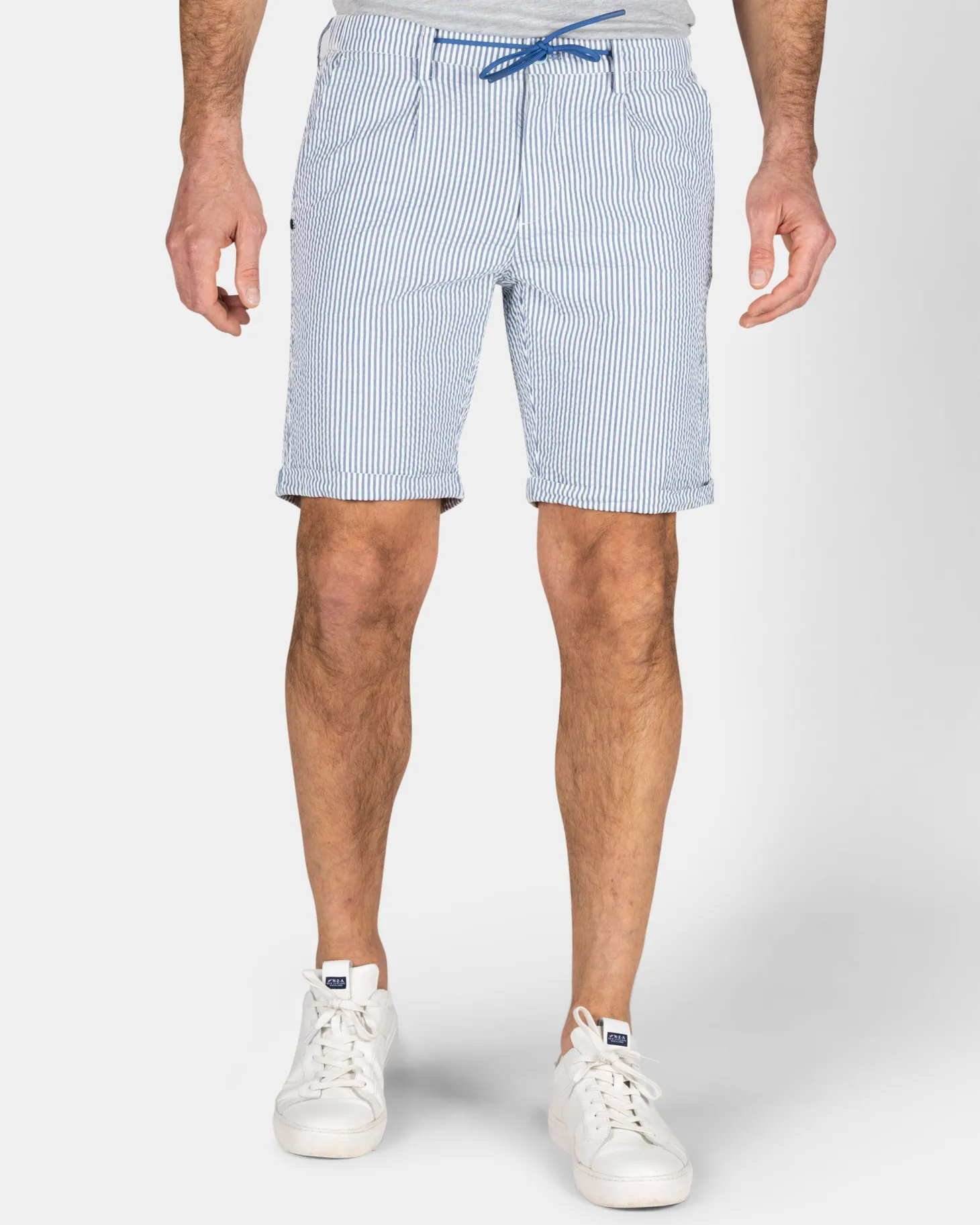 Hellblaue gestreifte Chino-Shorts
