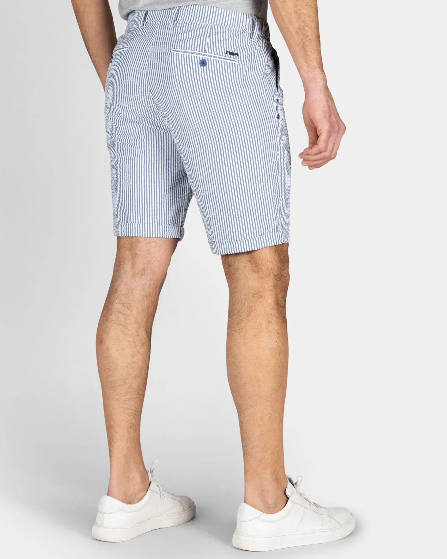 Hellblaue gestreifte Chino-Shorts