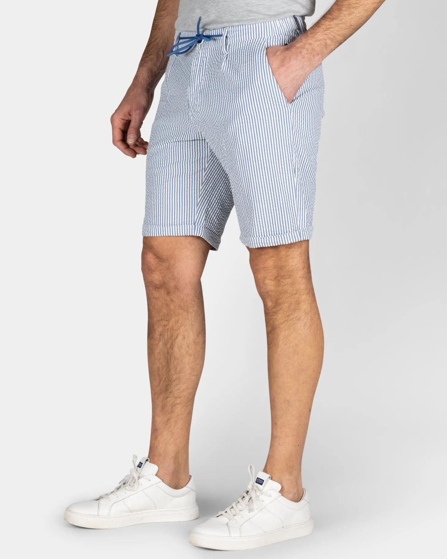 Hellblaue gestreifte Chino-Shorts