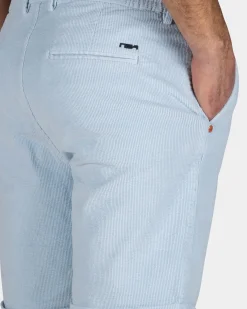 Hellblaue kurze Hose aus Rippenstoff
