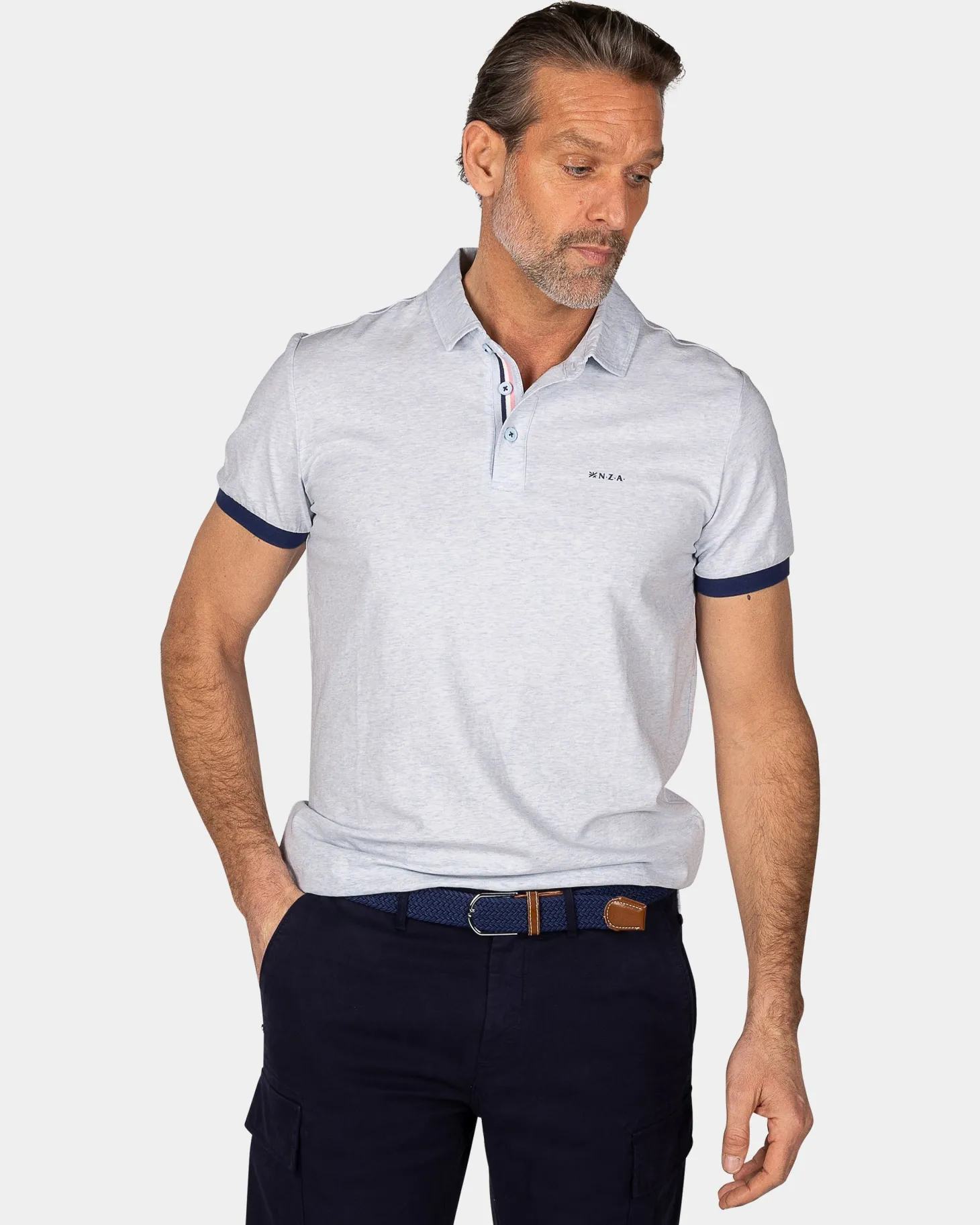 Hellblaue Polo mit navy Details