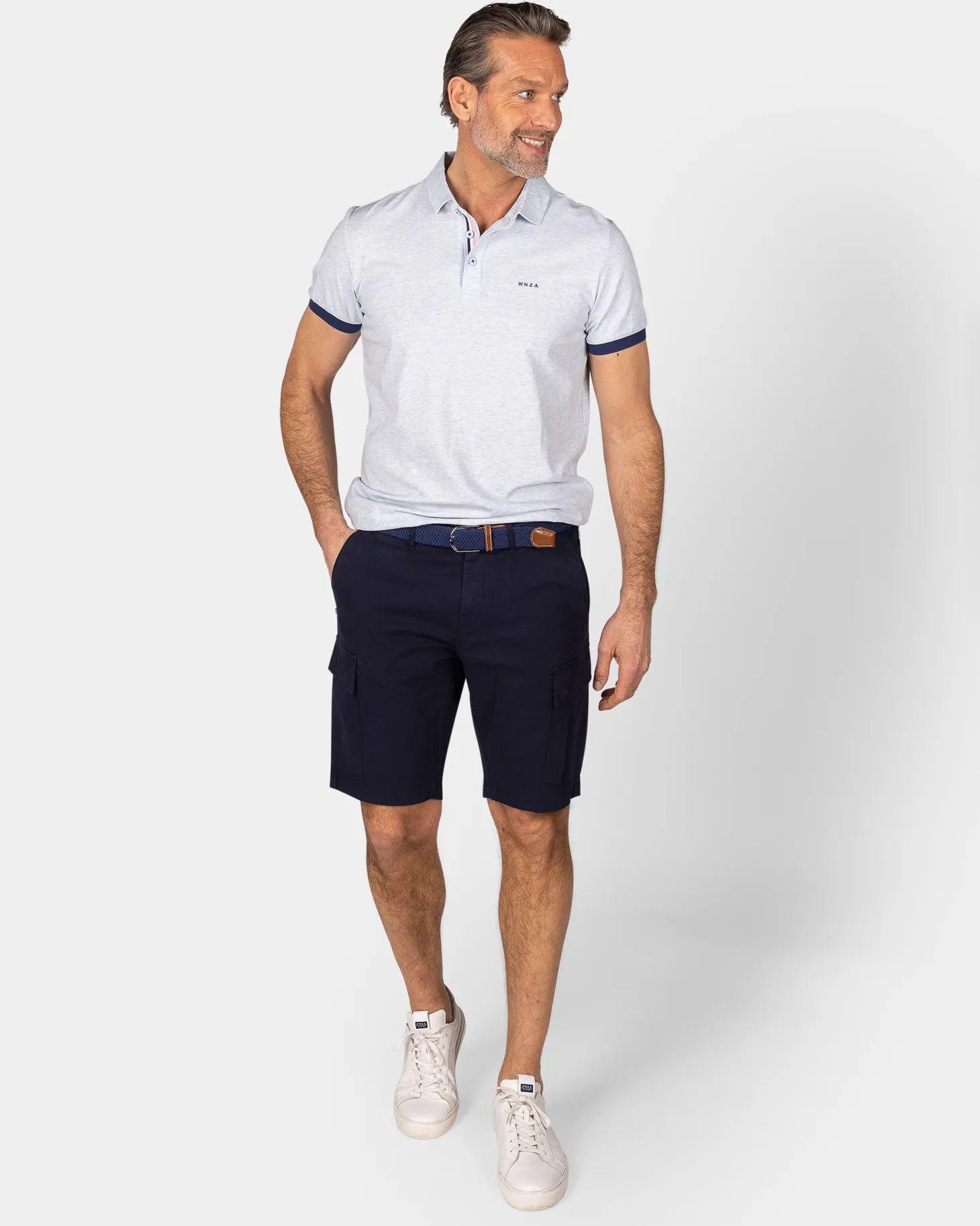 Hellblaue Polo mit navy Details