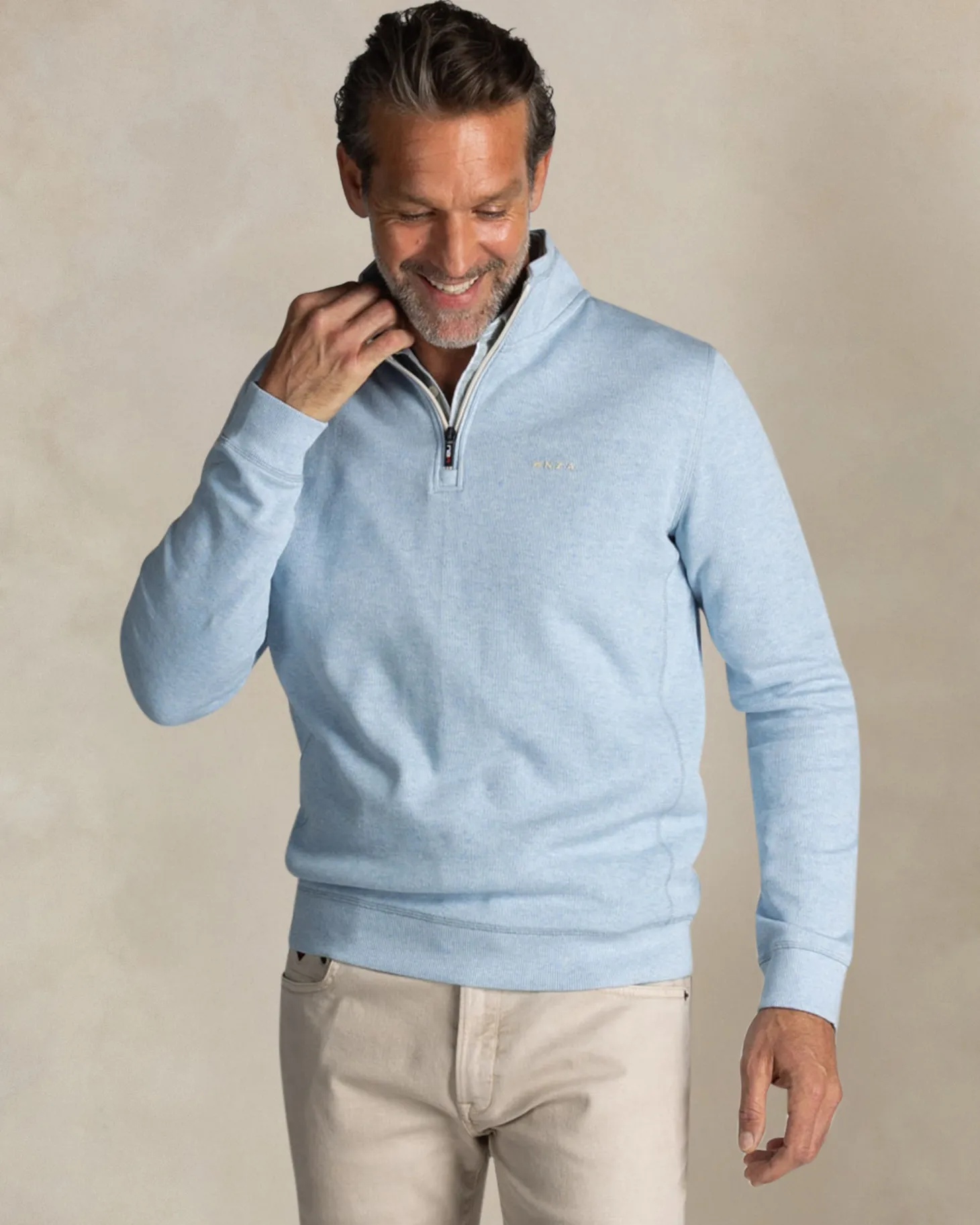 Hellblauer baumwollpullover mit halbem reißverschluss