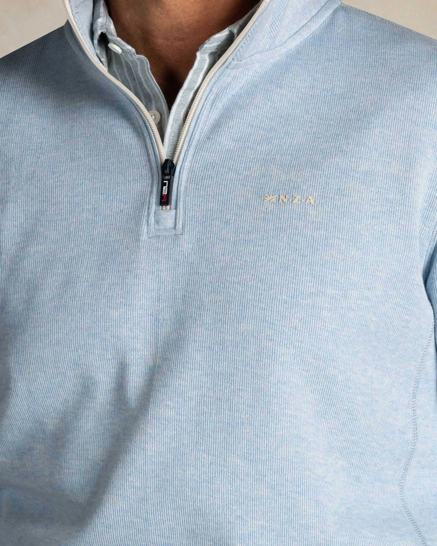 Hellblauer baumwollpullover mit halbem reißverschluss