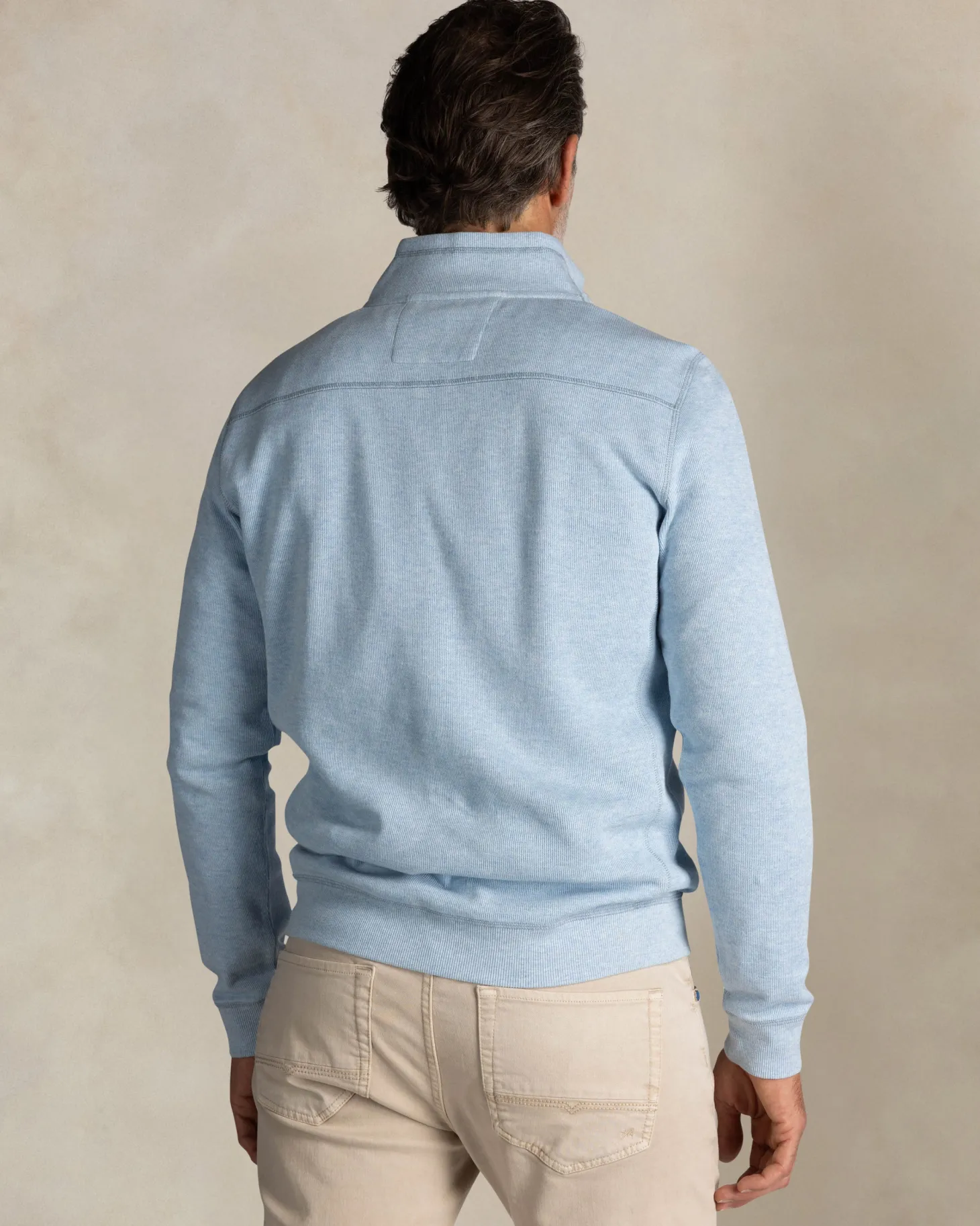 Hellblauer baumwollpullover mit halbem reißverschluss