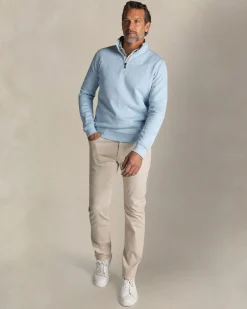 Hellblauer baumwollpullover mit halbem reißverschluss