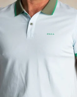 Hellblaues Baumwoll-Poloshirt mit grünem Kragen