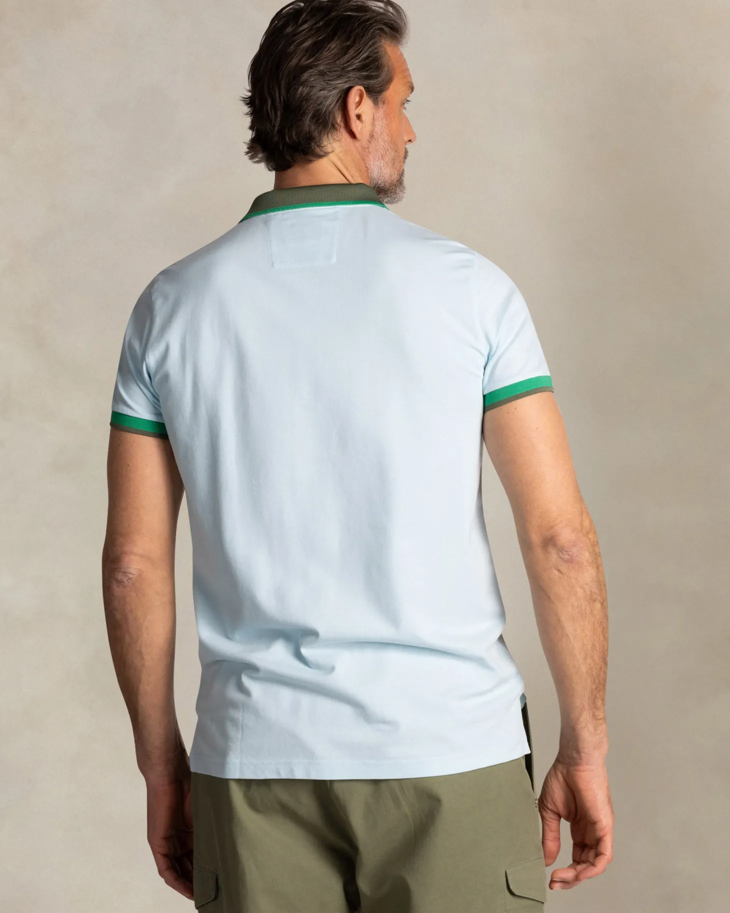 Hellblaues Baumwoll-Poloshirt mit grünem Kragen