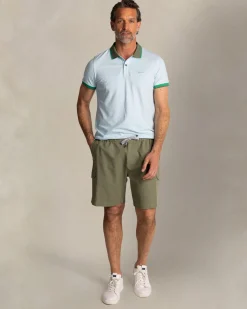 Hellblaues Baumwoll-Poloshirt mit grünem Kragen