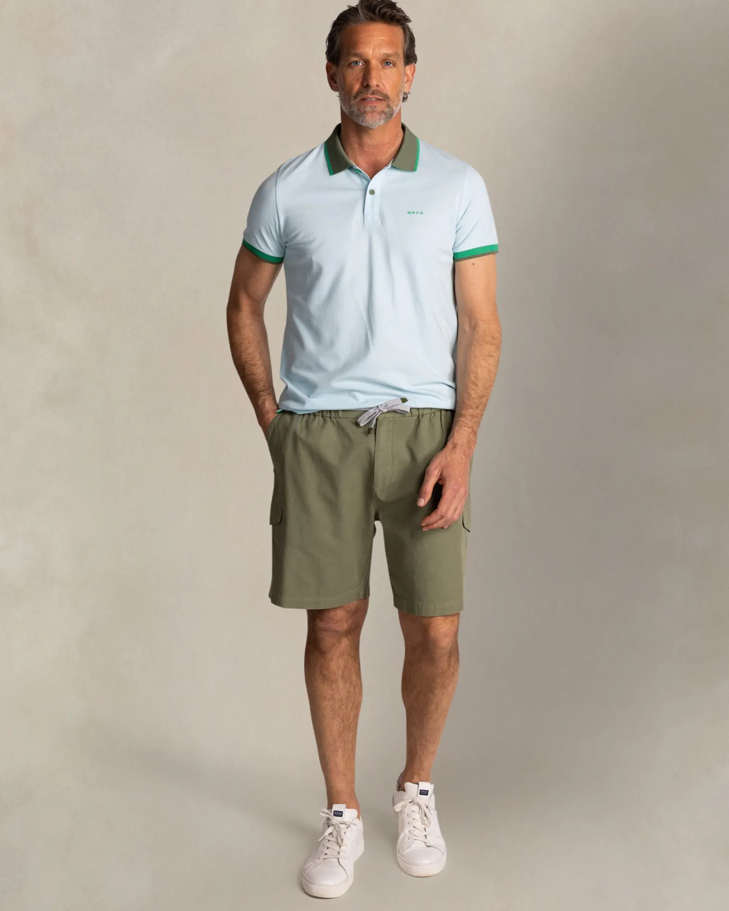 Hellblaues Baumwoll-Poloshirt mit grünem Kragen