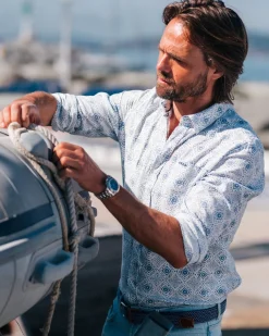 Hellblaues bedrucktes Leinenhemd