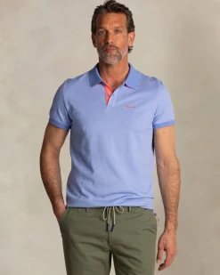 Hellblaues einfarbiges Poloshirt mit orangefarbenen Details