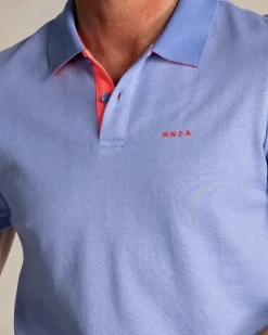 Hellblaues einfarbiges Poloshirt mit orangefarbenen Details