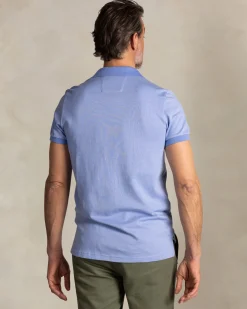 Hellblaues einfarbiges Poloshirt mit orangefarbenen Details