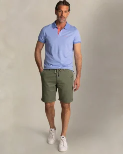 Hellblaues einfarbiges Poloshirt mit orangefarbenen Details