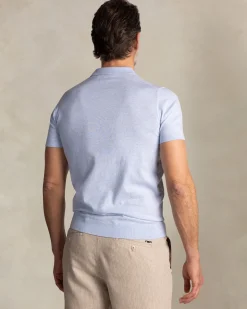 Hellblaues gestricktes Baumwoll-Poloshirt