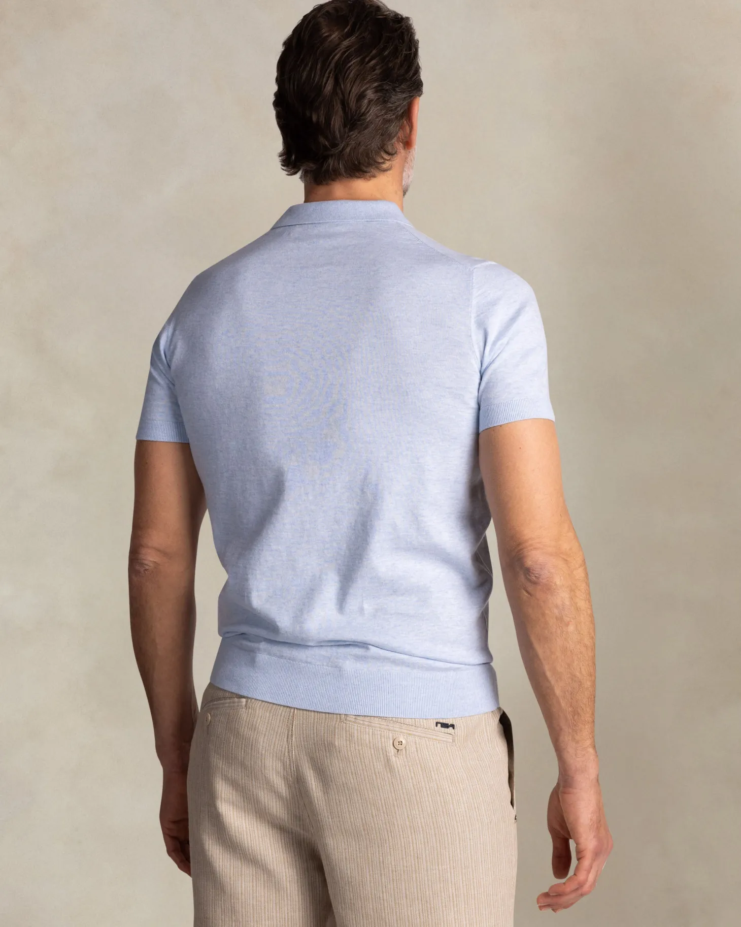 Hellblaues gestricktes Baumwoll-Poloshirt