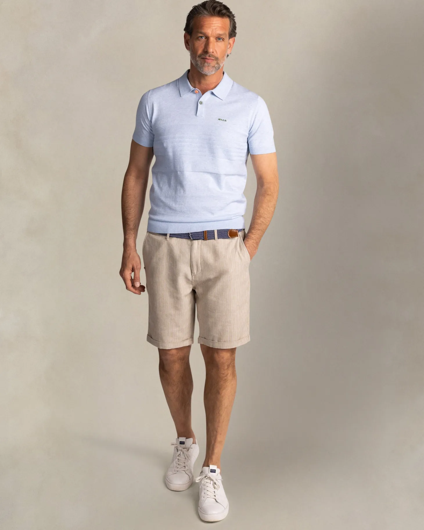 Hellblaues gestricktes Baumwoll-Poloshirt