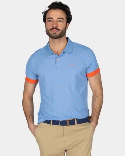 Hellblaues Poloshirt mit orangefarbenen Akzenten