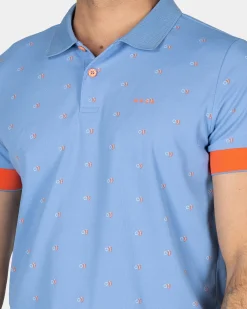 Hellblaues Poloshirt mit orangefarbenen Akzenten