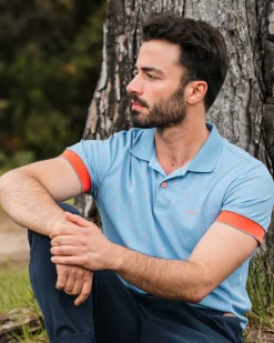 Hellblaues Poloshirt mit orangefarbenen Akzenten
