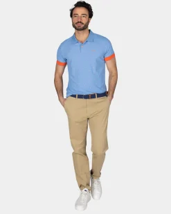 Hellblaues Poloshirt mit orangefarbenen Akzenten
