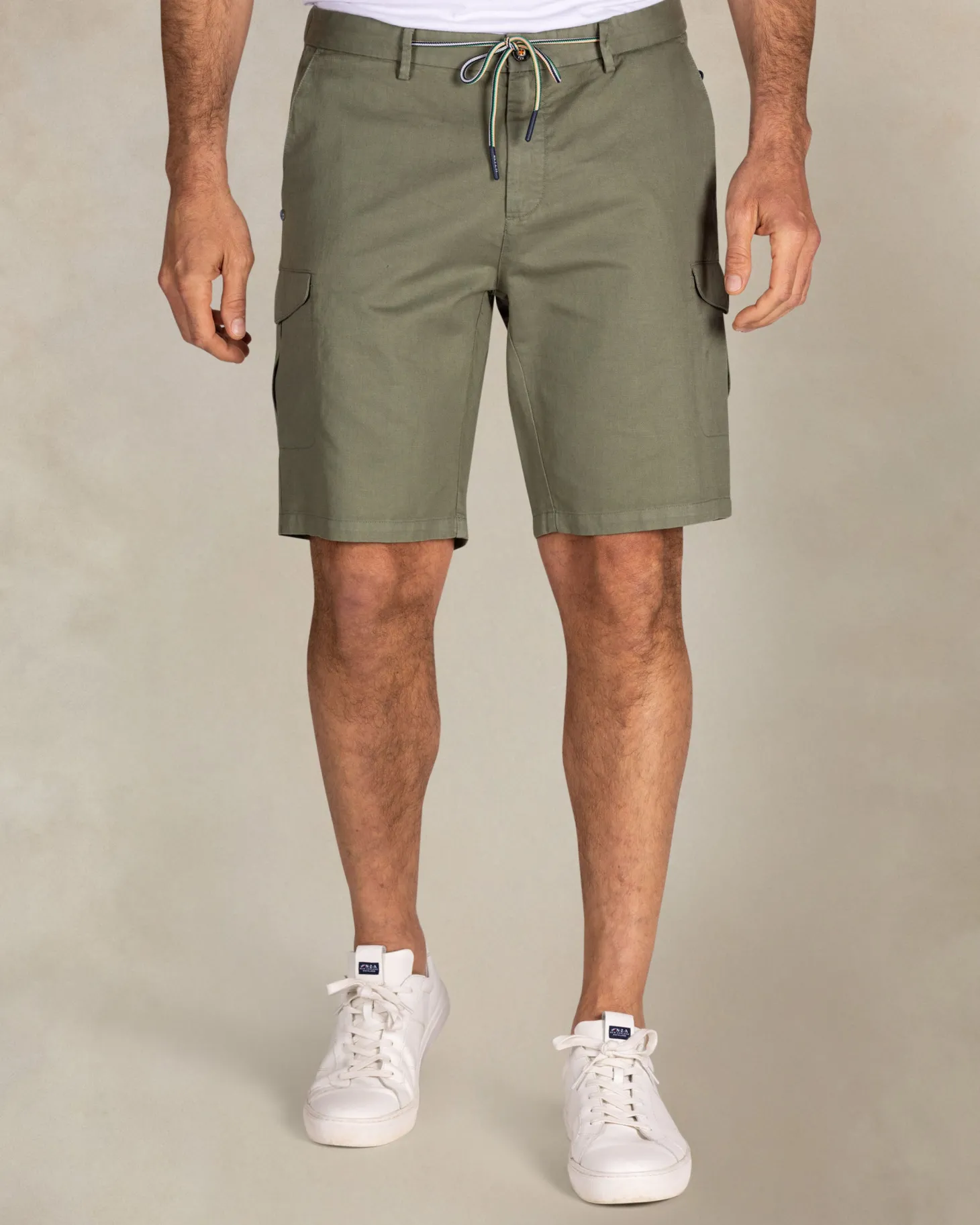 Hellgrüne Leinen-Cargo-Shorts