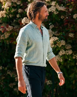 Hellgrünes Leinenhemd