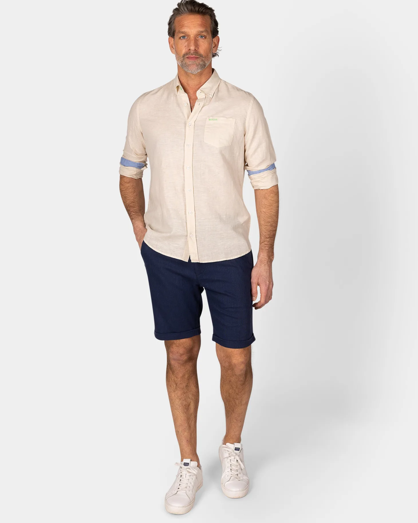 Leinen beiges Hemd mit langen Ärmeln