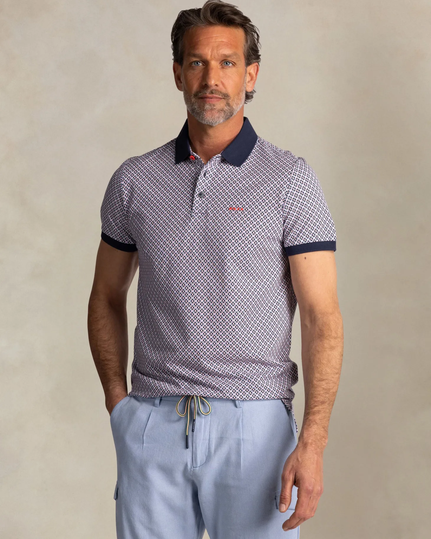 Marineblaues Poloshirt mit grafischem Print