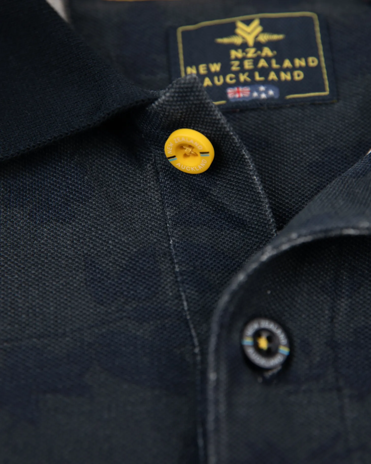 Marineblaues Poloshirt mit Blattdruck