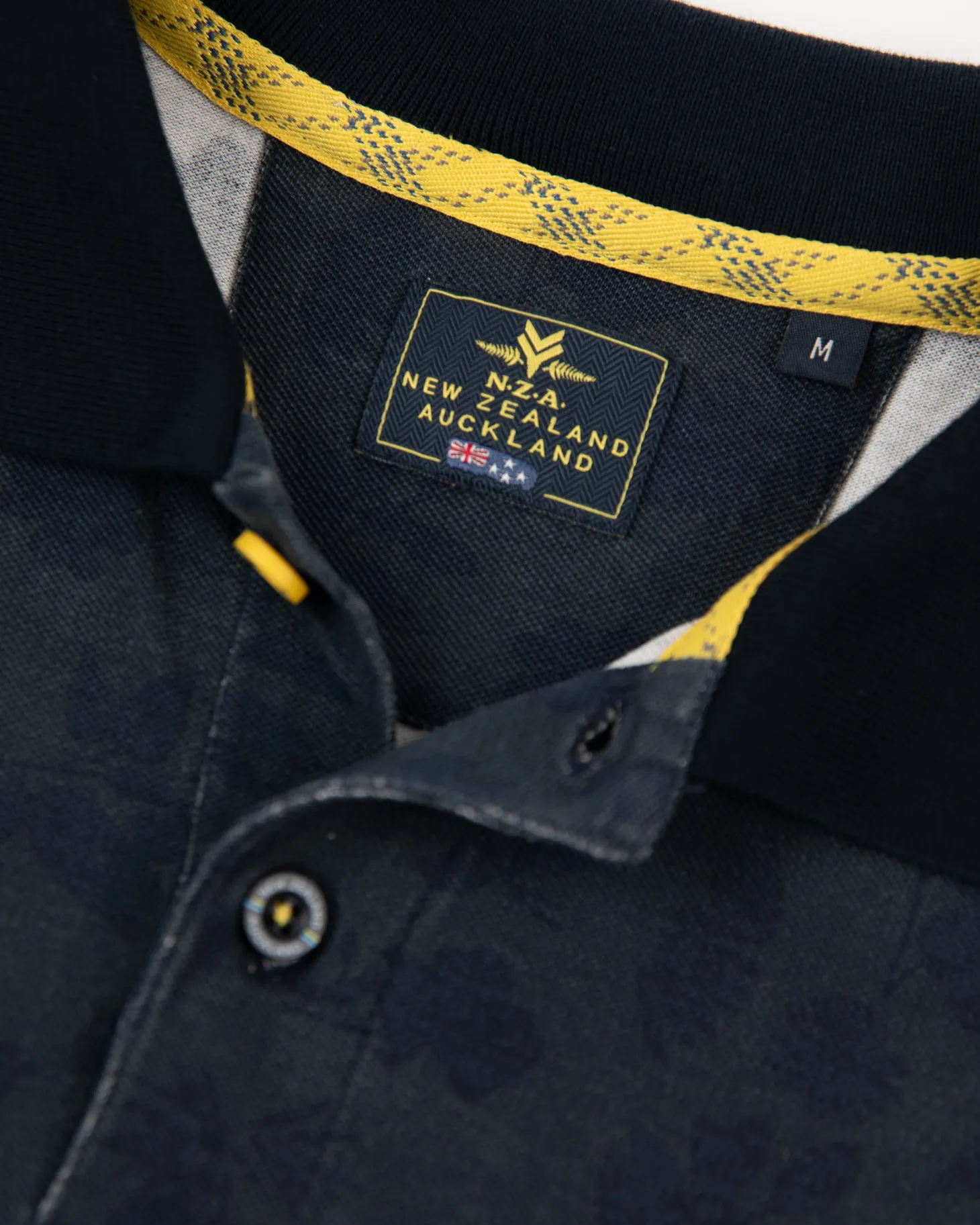 Marineblaues Poloshirt mit Blattdruck