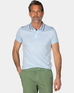 Pastellblaue Polo mit gestreiftem Kragen