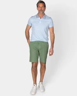 Pastellblaue Polo mit gestreiftem Kragen