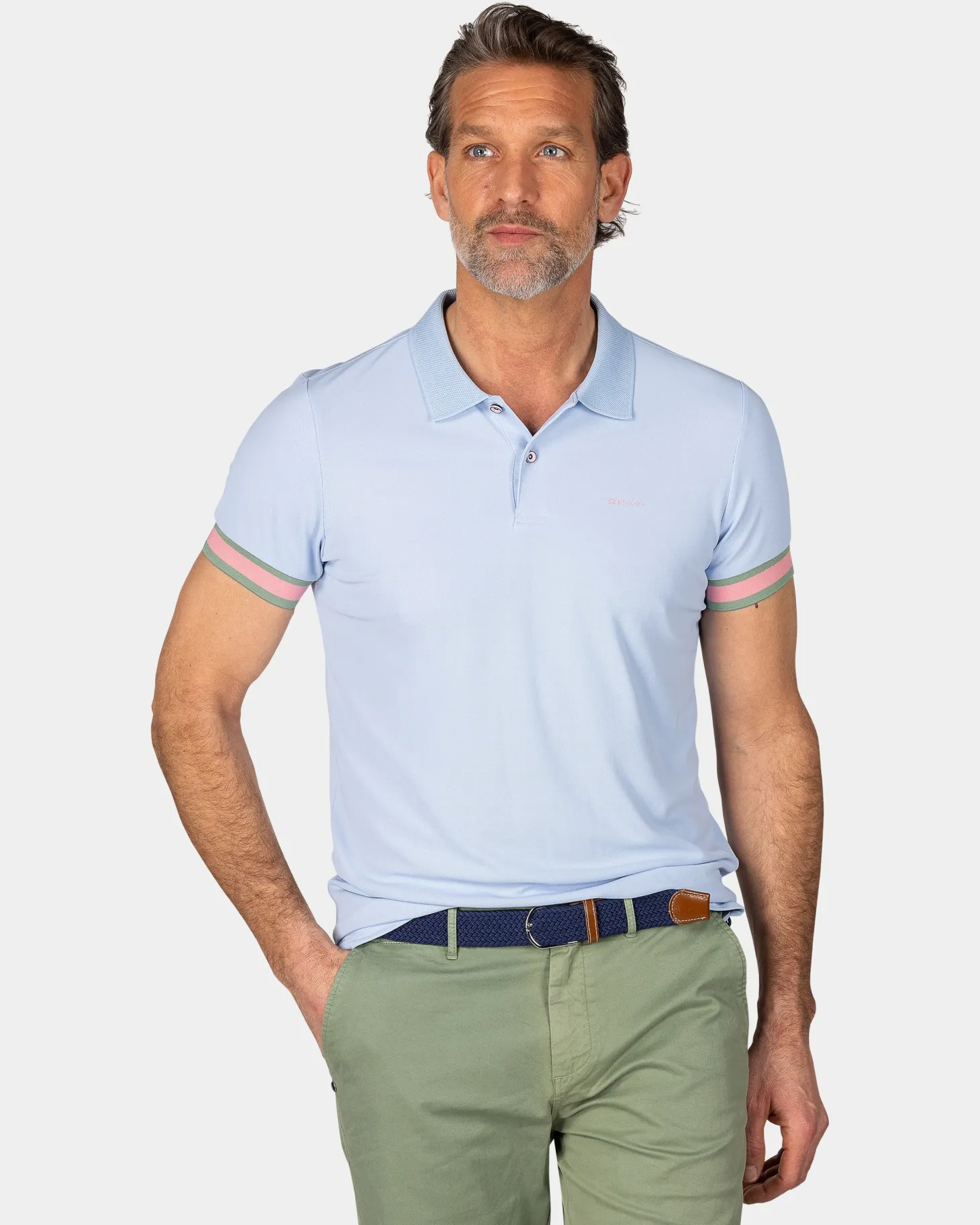 Pastellblaue Polo mit orangefarbenen Details