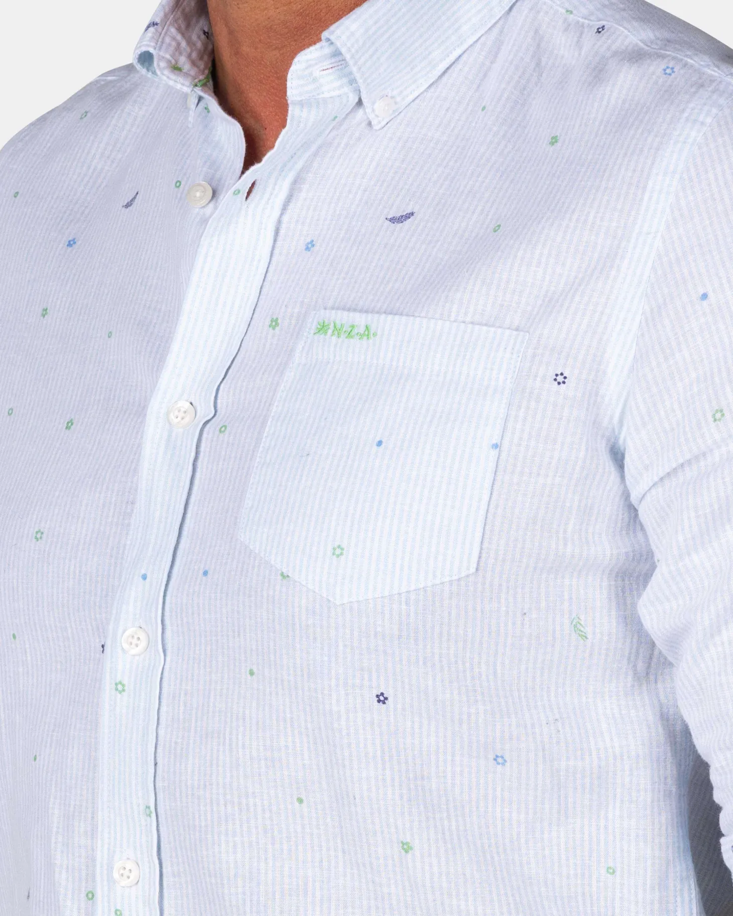 Pastellblaues Hemd mit Leinen