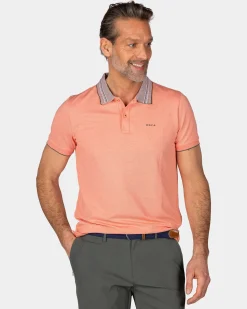 Pastellorange Polo mit gestreiftem Kragen