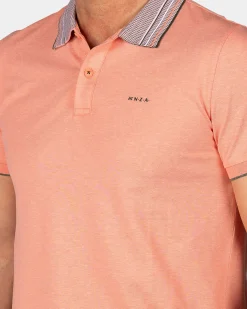 Pastellorange Polo mit gestreiftem Kragen
