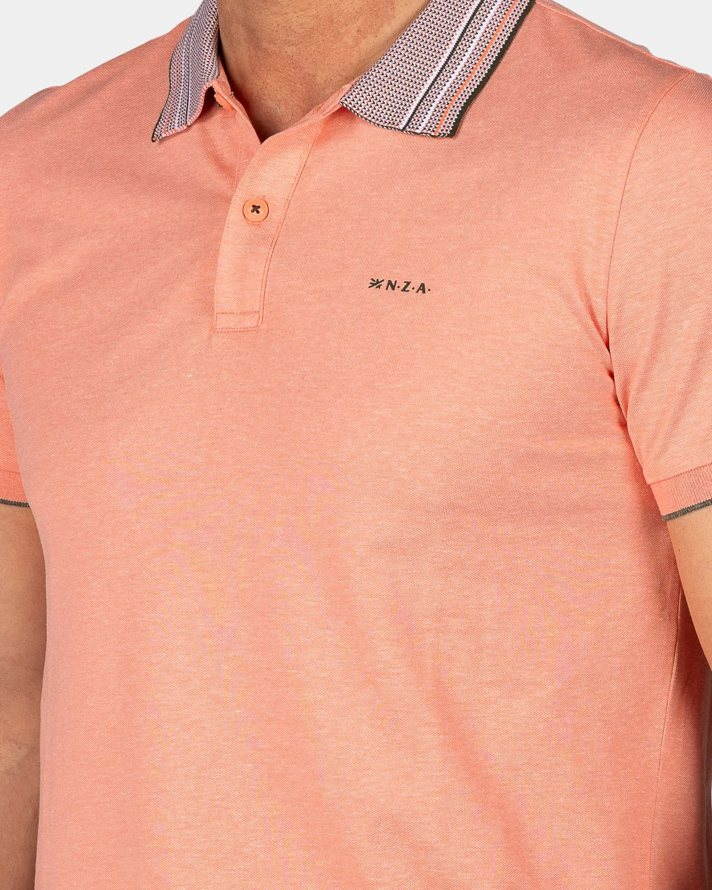 Pastellorange Polo mit gestreiftem Kragen