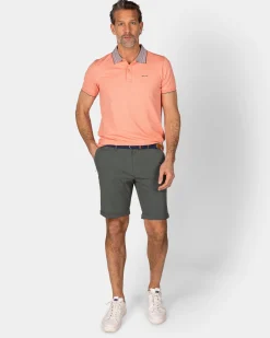 Pastellorange Polo mit gestreiftem Kragen