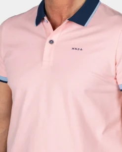 Pastellrosa Polo mit blauen Kragen