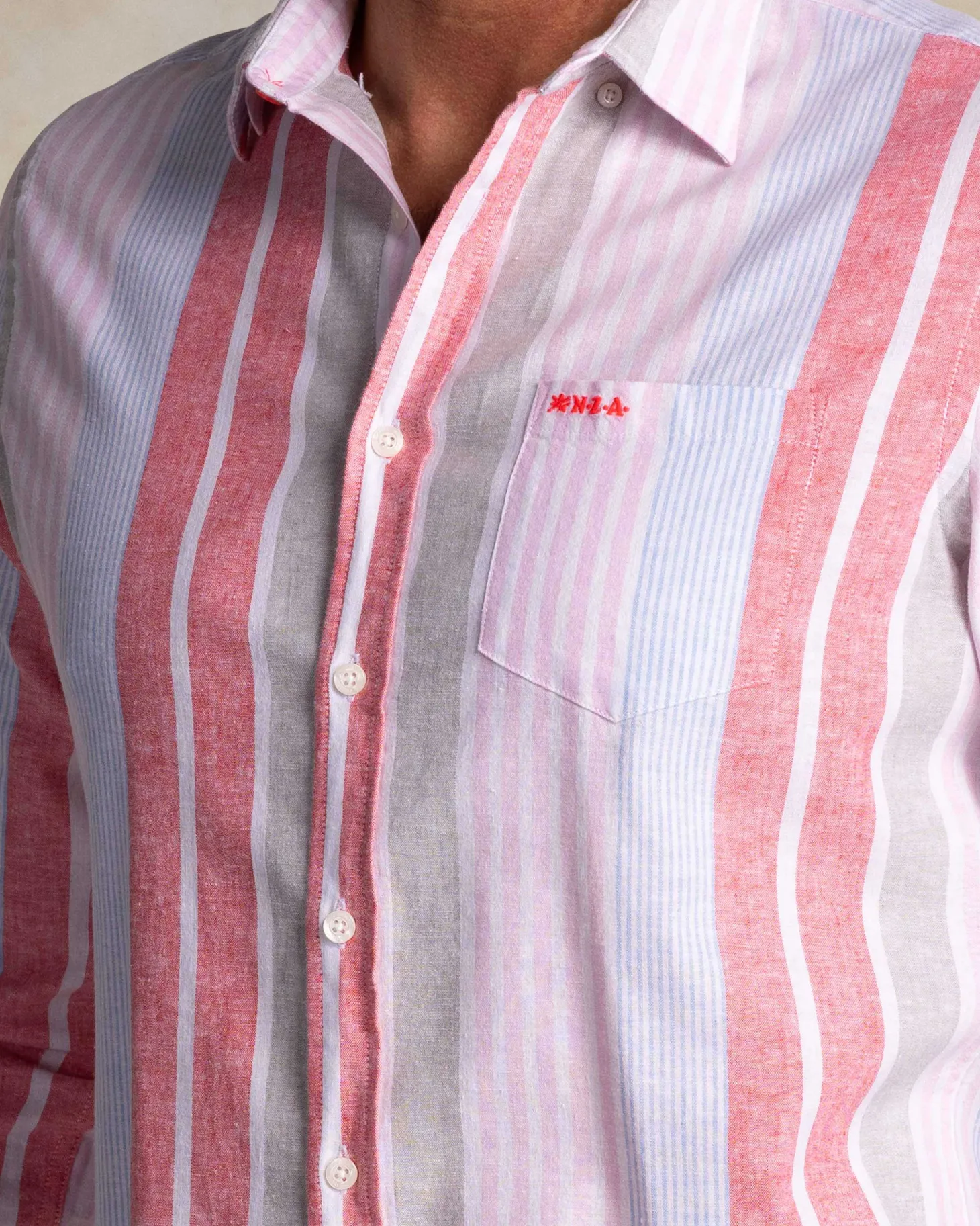 Rot-blau gestreiftes Leinenhemd