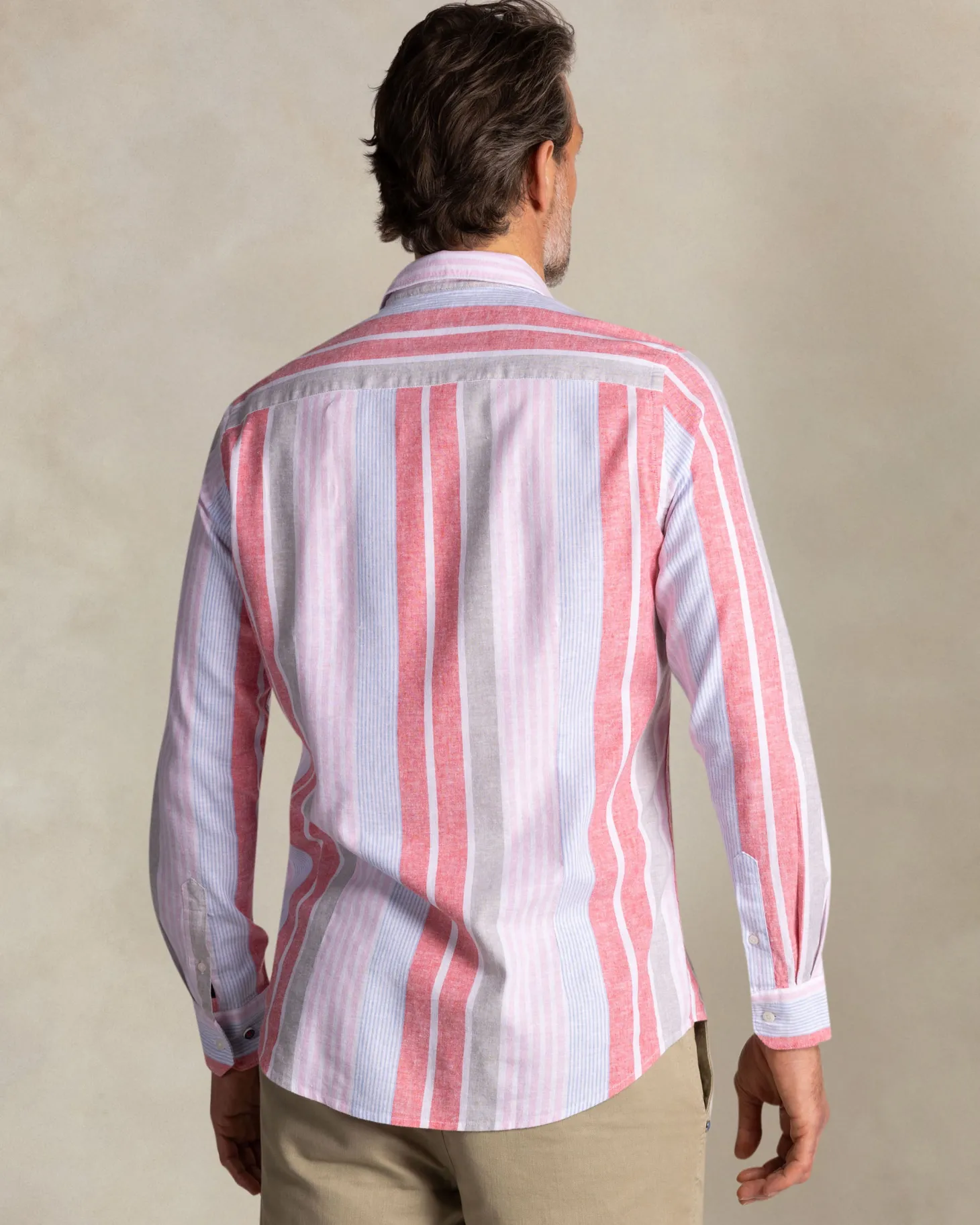 Rot-blau gestreiftes Leinenhemd