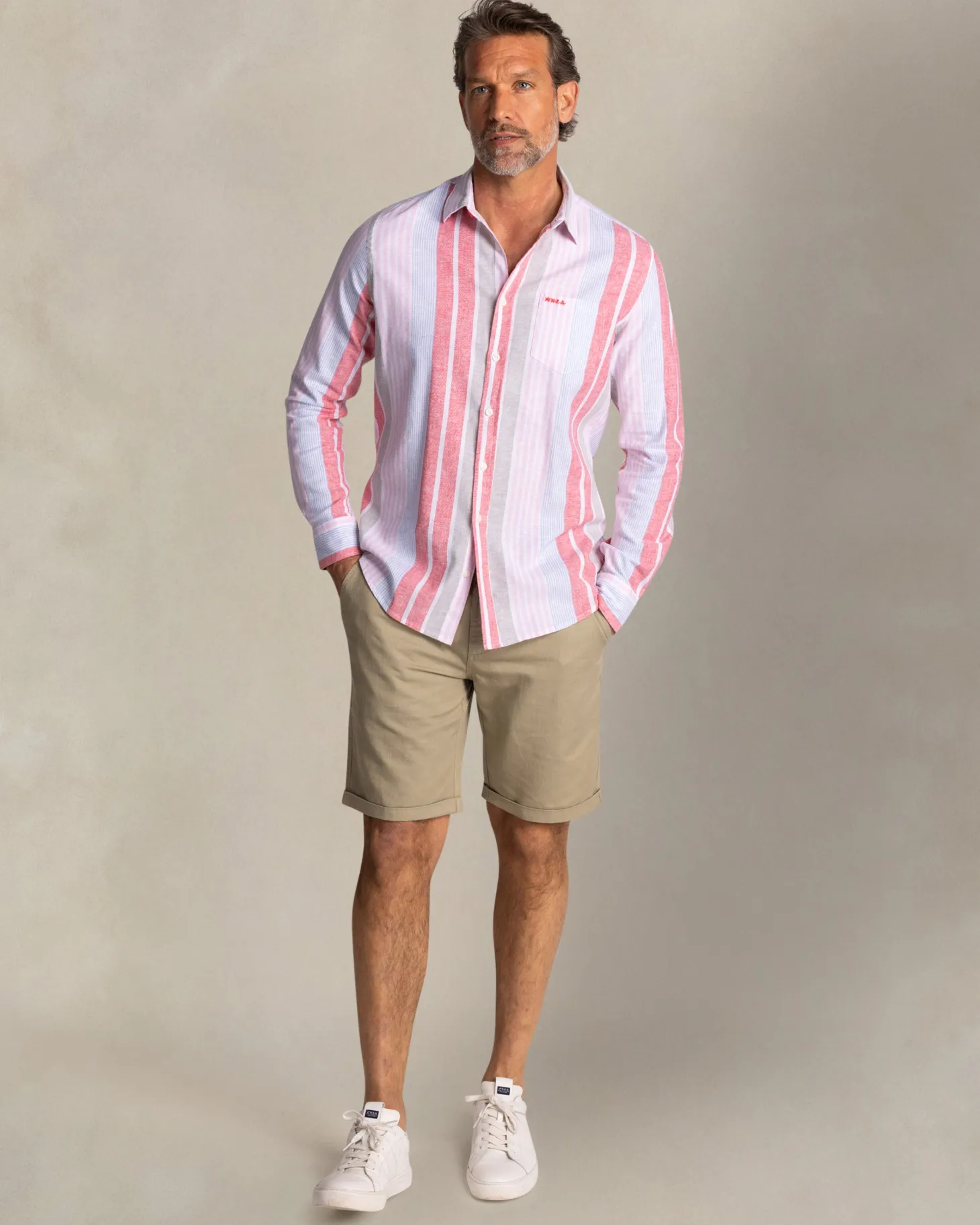 Rot-blau gestreiftes Leinenhemd