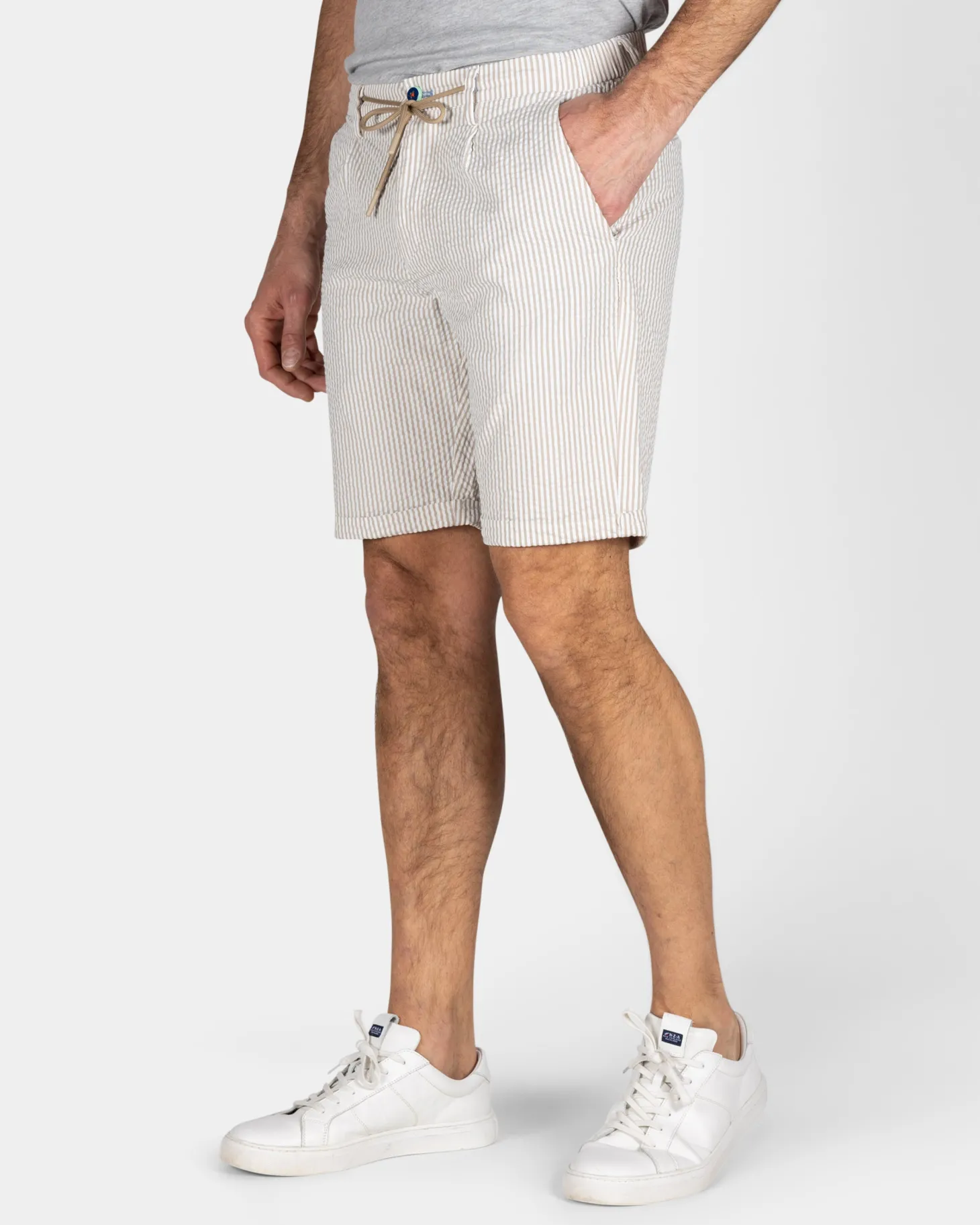 Sandfarbene gestreifte Chino-Shorts