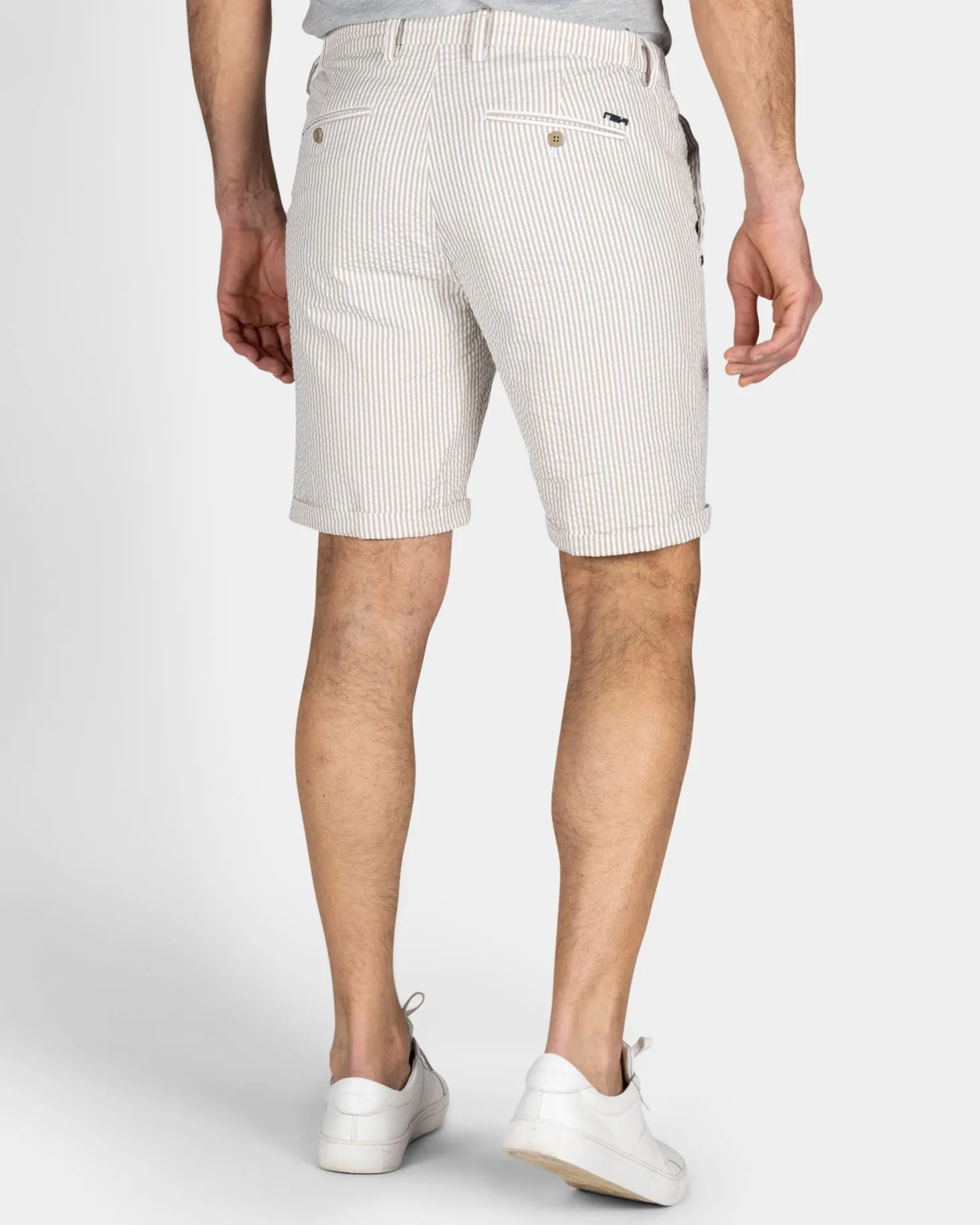 Sandfarbene gestreifte Chino-Shorts