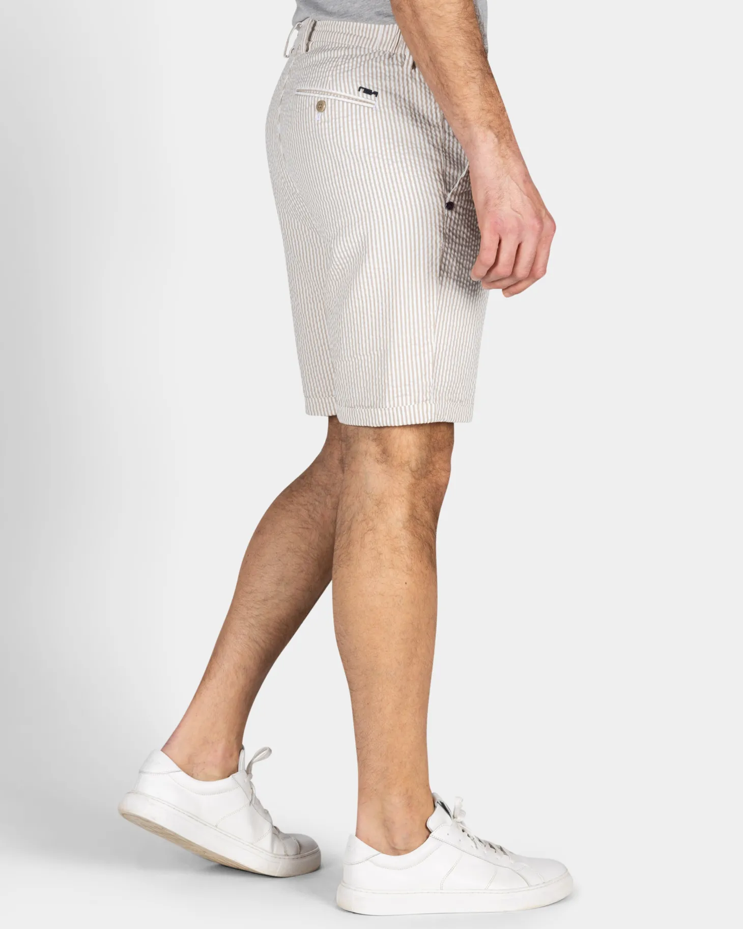 Sandfarbene gestreifte Chino-Shorts